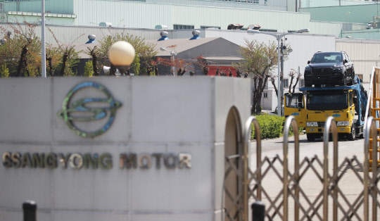 쌍용자동차가 법원의 회생절차 개시 결정으로 10년 만에 또다시 법정관리에 들어가게 됐다. 사진은 15일 오전 경기도 평택시 쌍용자동차 평택출고센터 모습. 연합뉴스